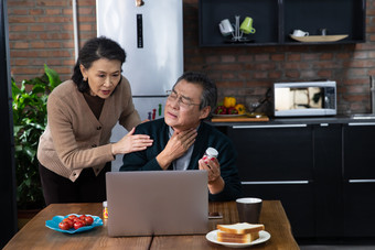 老年夫妇在线咨询<strong>问诊</strong>老年男人餐桌影相