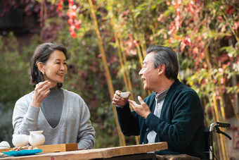 老年夫妇喝茶茶壶<strong>庭院</strong>高清<strong>图片</strong>