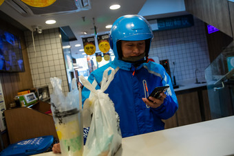 外卖员取餐城市生活信心