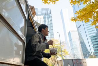 快递员吃饭盒饭城市<strong>生活服务</strong>业职位高清图片