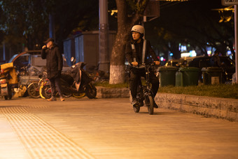 汽车代驾等<strong>待订单</strong>预约服务头盔上门服务摄影图