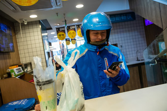 外卖员取餐餐馆热情素材