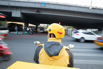 外卖<strong>员</strong>送餐箱子道路照片