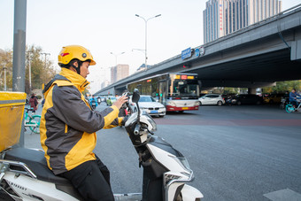 外卖员服务电动自行车道路信使