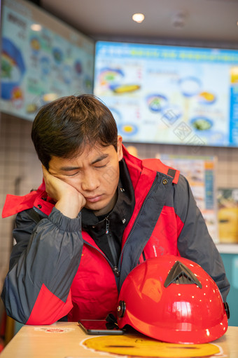 在休息<strong>快递员</strong>头盔成年人餐饮服务行业