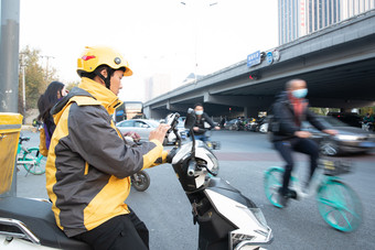 外卖员送餐电动自行车城市道路工作照片