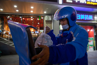 打开箱子拿食品的外卖员中国人场景