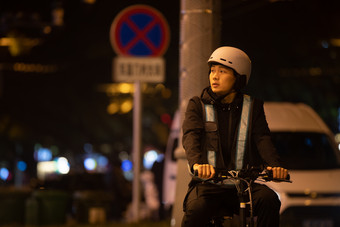 汽车代驾等待订单骑自行车城市生活专业人员场景