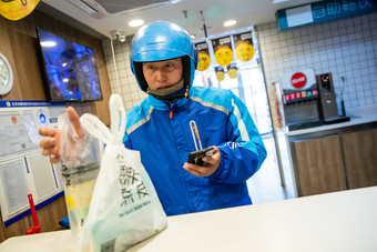 外卖员取餐餐馆摄影摄影图