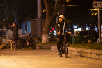 汽车代驾等待订单电动自行车城市活力照片