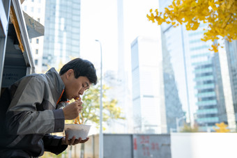 快递员吃饭饭盒递送人员专业人员拍摄