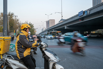 外卖<strong>员</strong>送餐辛苦城市道路满意照片