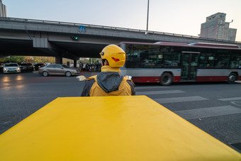 外卖员送餐城市道路<strong>餐饮服务</strong>行业摄影图