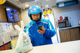 外卖员取餐预约服务体力工人快乐摄影图