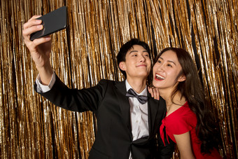 快乐的青年伴侣拿着手机自拍骄傲摄影图
