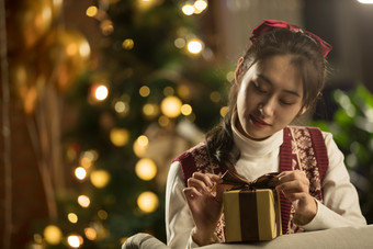 青年女人礼物成年人水平构图健康的素材