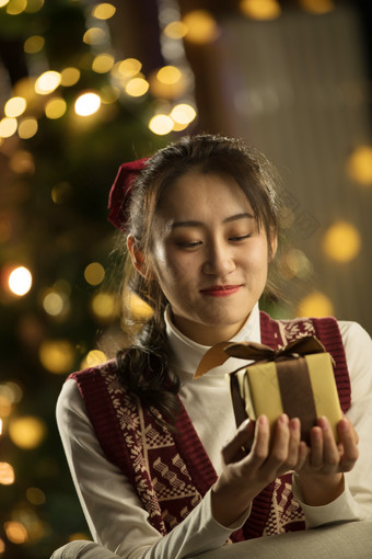 青年女人礼物灯彩色图片