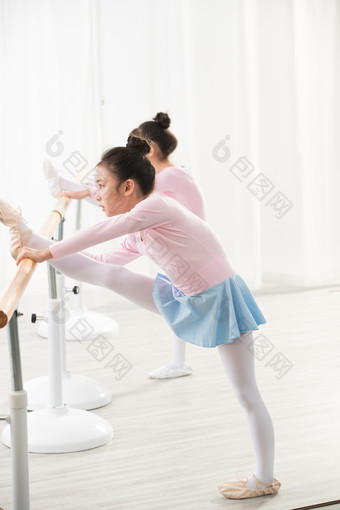 练习<strong>舞蹈</strong>基本功的小女孩仅儿童素材