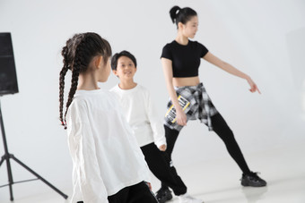 女人小学生舞蹈快乐写实摄影