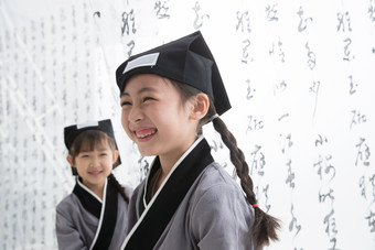 国学文化课上快乐的小学生汉服照片