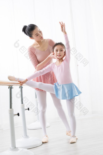 舞蹈老师小女孩舒展肢体幸福拍摄