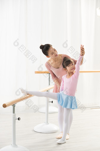 舞蹈老师女孩成年人垂直构图栏杆相片