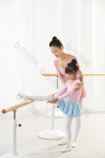 舞蹈老师小女孩学生亲密学龄儿童摄影图