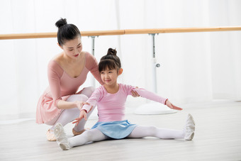 舞蹈老师女孩舞蹈教室指导成长
