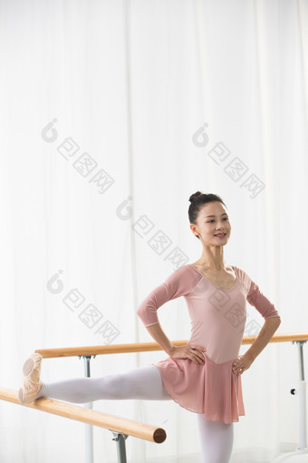 年轻芭蕾舞者练功服相片