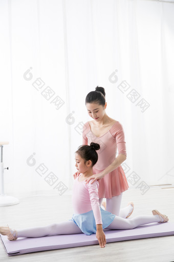 舞蹈教师女孩舞蹈教室练习