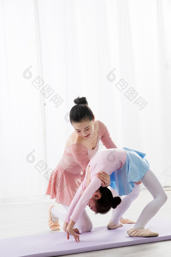 舞蹈教师小女孩协助青年女人照片