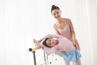 舞蹈老师小女孩未成年学生可爱的教育业职位摄影图