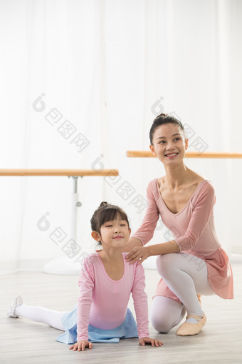 舞蹈老师小女孩指导脚悬空写实摄影