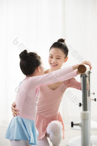 <strong>舞蹈老师</strong>女孩练习私立学校