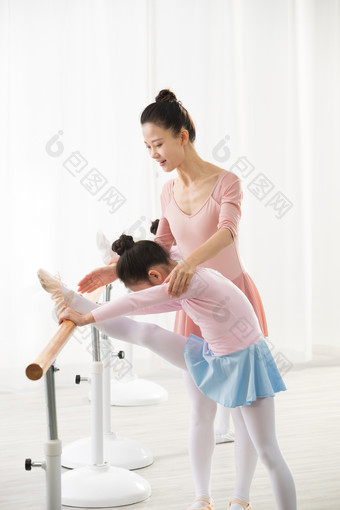舞蹈教师小女孩舞蹈教室协助努力