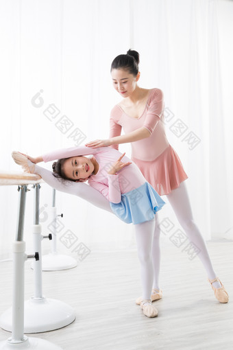 <strong>舞蹈</strong>老师女孩关爱练功服相片