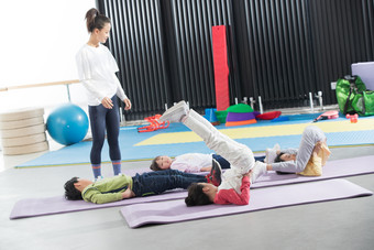 教练体能训练成年人瑜伽垫快乐相片