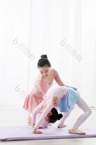 <strong>舞蹈</strong>教师女孩学习动作无忧无虑摄影图