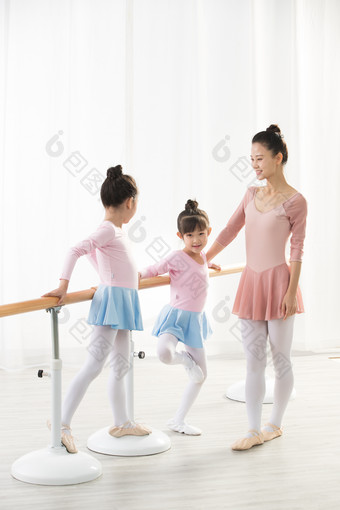 小女孩们<strong>舞蹈</strong>儿童兴趣班纯洁高清图片