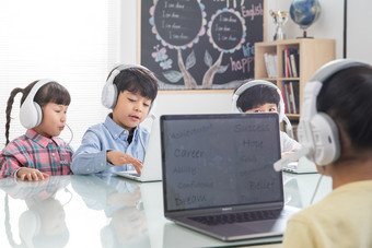 小学生使用电脑笔记本电脑勤奋拍摄