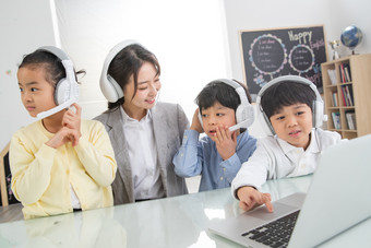 老师指导学生使用电脑女人摄影纯洁素材