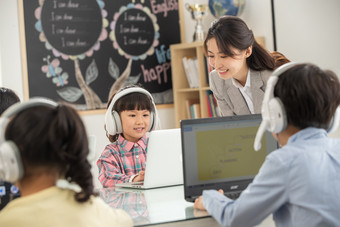 老师辅导学生使用电脑学校辅导摄影图