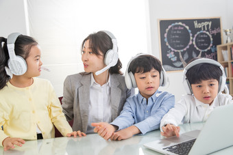 老师指导学生使用电脑培训课彩色图片小学生