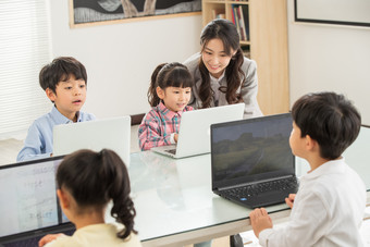 老师指导学生使用电脑培训课小学生场景