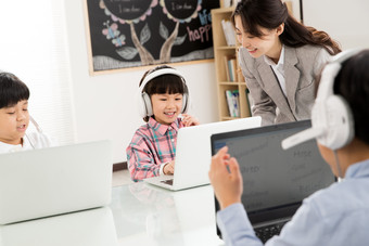 老师辅导学生用电脑<strong>课</strong>堂水平构图健康生活方式摄影