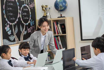 老师指导学生使用电脑女人天真镜头