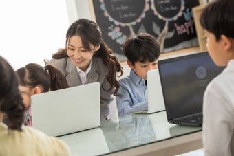 老师指导学生用电脑笔记本电脑青年人摄影图