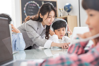 老师辅导学生使用电脑电脑天真镜头