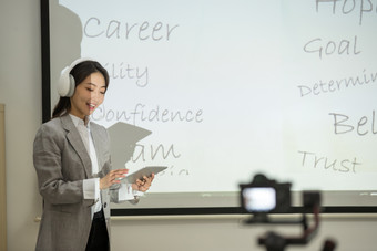 女老师在线教育耳机户内