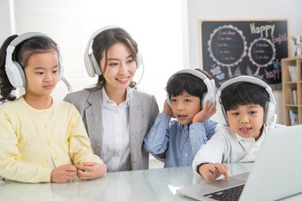 老师辅导学生用电脑培训课彩色图片渴望